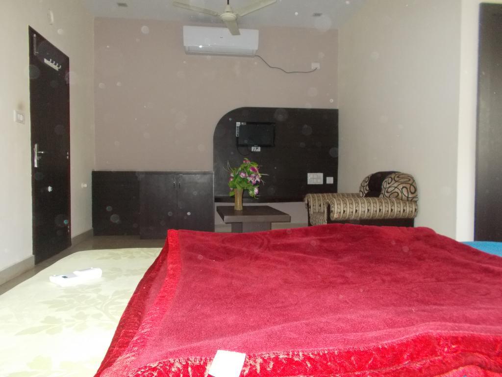 Hotel Rudraksh Virani Exteriör bild