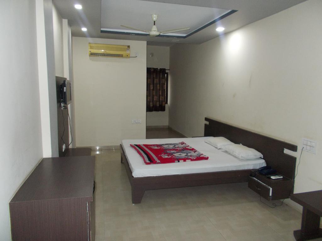 Hotel Rudraksh Virani Exteriör bild