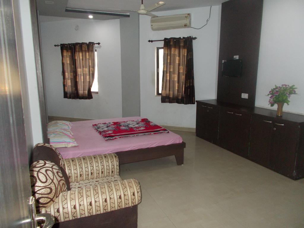 Hotel Rudraksh Virani Exteriör bild